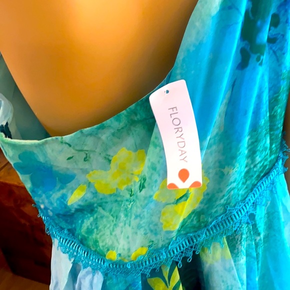 Beautiful dress. High low hem line - Picture 7 of 8